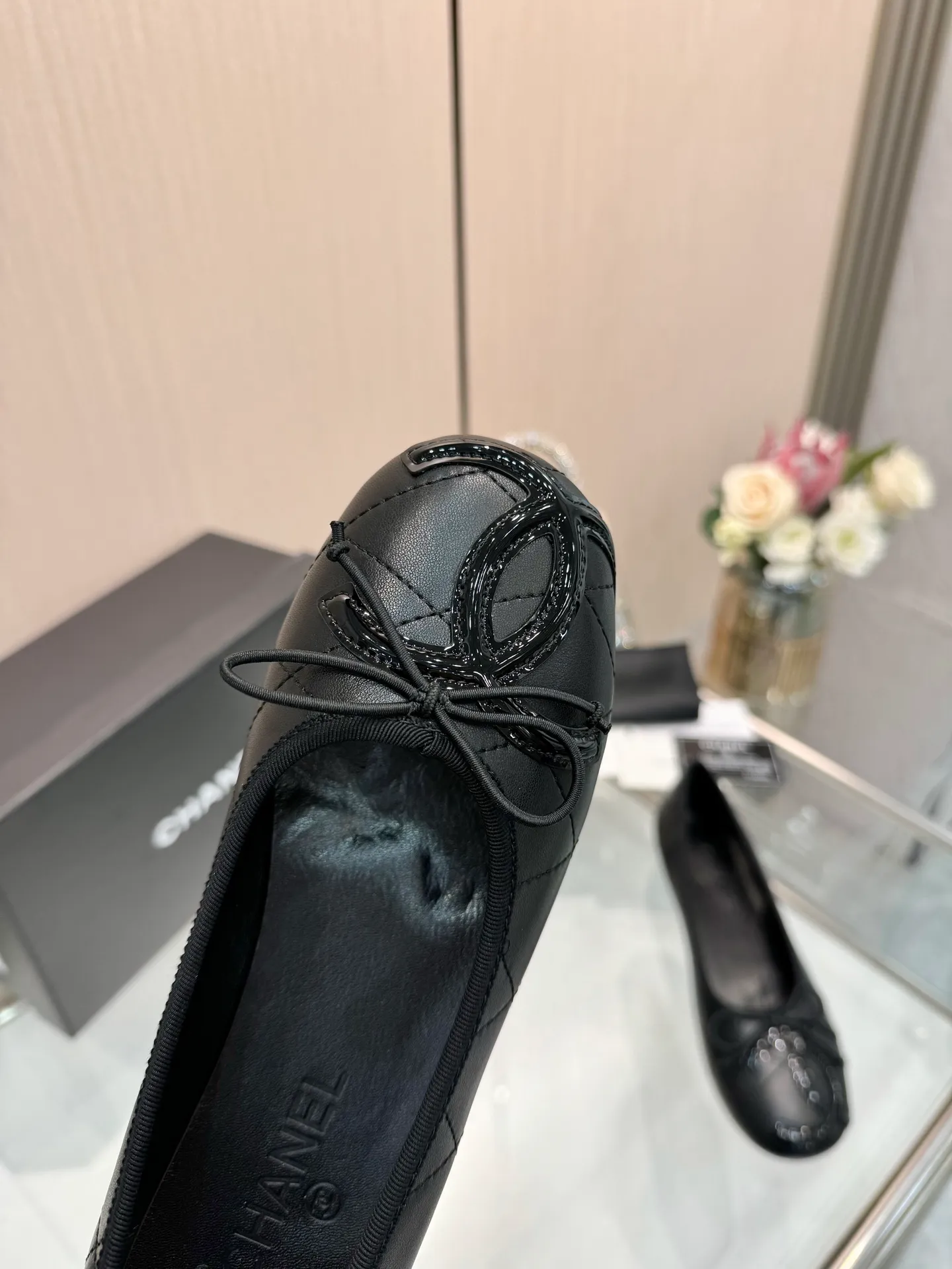 👟👟Ex-factory price 500👟👟 Women's Shoes Women's Clothing | ²⁰²5 𝐬𝐬 🤍🤎𝐂𝐇𝐀𝐍𝐄𝐋 Chanel 26A catwalk style Handmade Mary Jane women's shoes Ballet shoes are so amazing, the bow pattern is so cute! Even if I don’t wear flat shoes, I can’t resist the temptation! The second recommended pair of Chanel logo women's shoes has great texture and is versatile. It is made of lambskin and has an original two-color outsole. Size: 35-40 (41 can be customized and cannot be returned or exchanged)